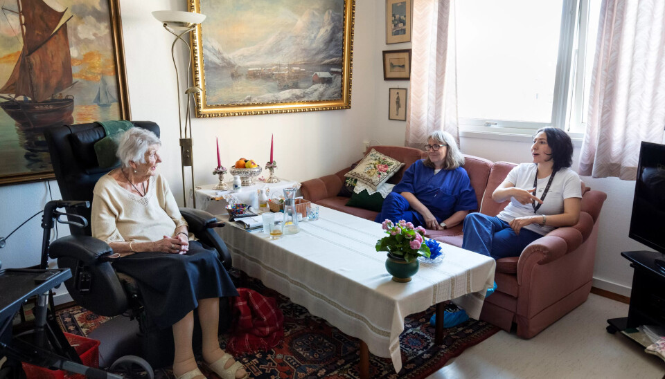 I leliligheten til Lise Stolt-Nielsen er det plass for både spøk og alvor. Gjennom språkmentorprogrammet har Sara Abedi blitt atskillig bedre i norsk, og i sommer skal hun være sommervikar i Praktisk Bistand og Aktivitetstid i Frogner bydel, blant annet i Pilestredet 75 der Lise bor. Språkmentor Helene Fremstad har veiledet Sara i språkbruk. I leliligheten til Lise Stolt-Nielsen er det plass for både spøk og alvor. Gjennom språkmentorprogrammet har Sara Abedi blitt atskillig bedre i norsk, og i sommer skal hun være sommervikar i Praktisk Bistand og Aktivitetstid i Frogner bydel, blant annet i Pilestredet 75 der Lise bor. Språkmentor Helene Fremstad har veiledet Sara i språkbruk.