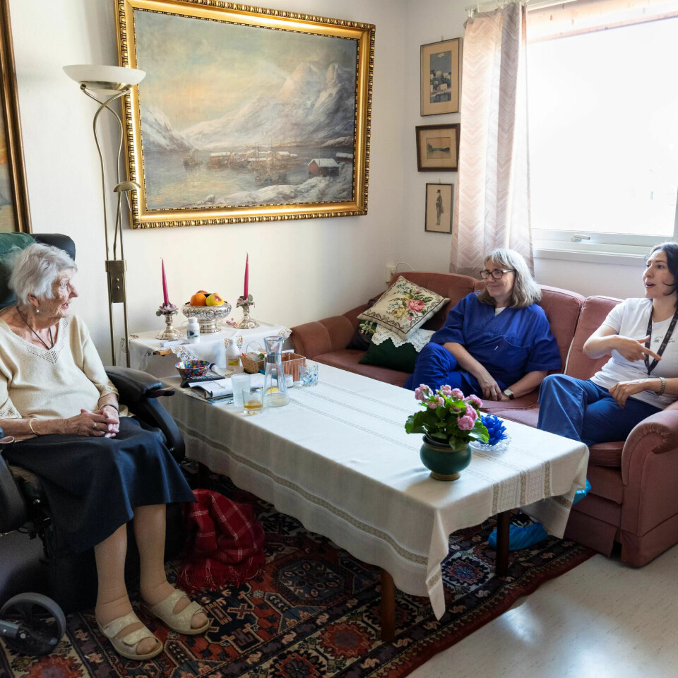 I leliligheten til Lise Stolt-Nielsen er det plass for både spøk og alvor. Gjennom språkmentorprogrammet har Sara Abedi blitt atskillig bedre i norsk, og i sommer skal hun være sommervikar i Praktisk Bistand og Aktivitetstid i Frogner bydel, blant annet i Pilestredet 75 der Lise bor. Språkmentor Helene Fremstad har veiledet Sara i språkbruk. I leliligheten til Lise Stolt-Nielsen er det plass for både spøk og alvor. Gjennom språkmentorprogrammet har Sara Abedi blitt atskillig bedre i norsk, og i sommer skal hun være sommervikar i Praktisk Bistand og Aktivitetstid i Frogner bydel, blant annet i Pilestredet 75 der Lise bor. Språkmentor Helene Fremstad har veiledet Sara i språkbruk.
