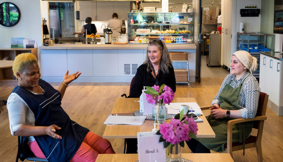 Kristine Grimseth (i midten) er en av dem som har utdanna seg til språkmentorer. Hun veileder Frencess Fornah (t.v.) og Esraa Al-Ali i norsk språkbruk. Kristine Grimseth (i midten) er en av dem som har utdanna seg til språkmentorer. Hun veileder Frencess Fornah (t.v.) og Esraa Al-Ali i norsk språkbruk.