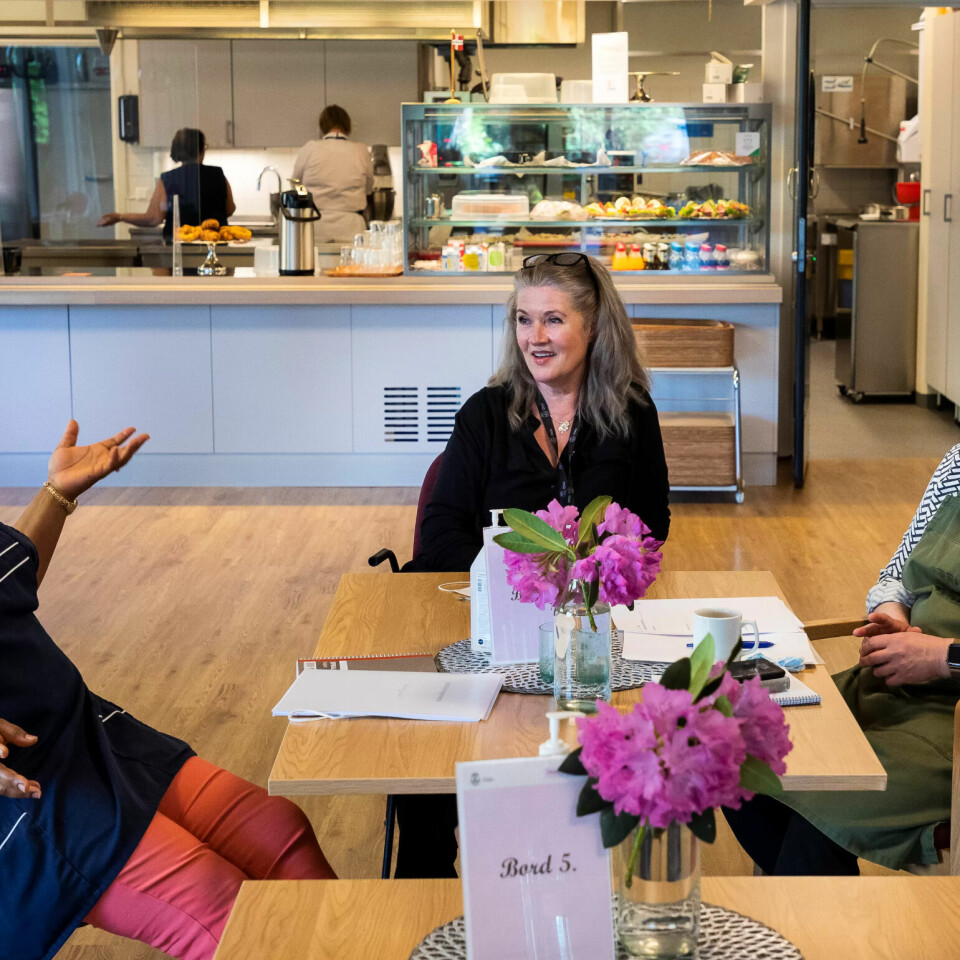Kristine Grimseth (i midten) er en av dem som har utdanna seg til språkmentorer. Hun veileder Frencess Fornah (t.v.) og Esraa Al-Ali i norsk språkbruk. Kristine Grimseth (i midten) er en av dem som har utdanna seg til språkmentorer. Hun veileder Frencess Fornah (t.v.) og Esraa Al-Ali i norsk språkbruk.