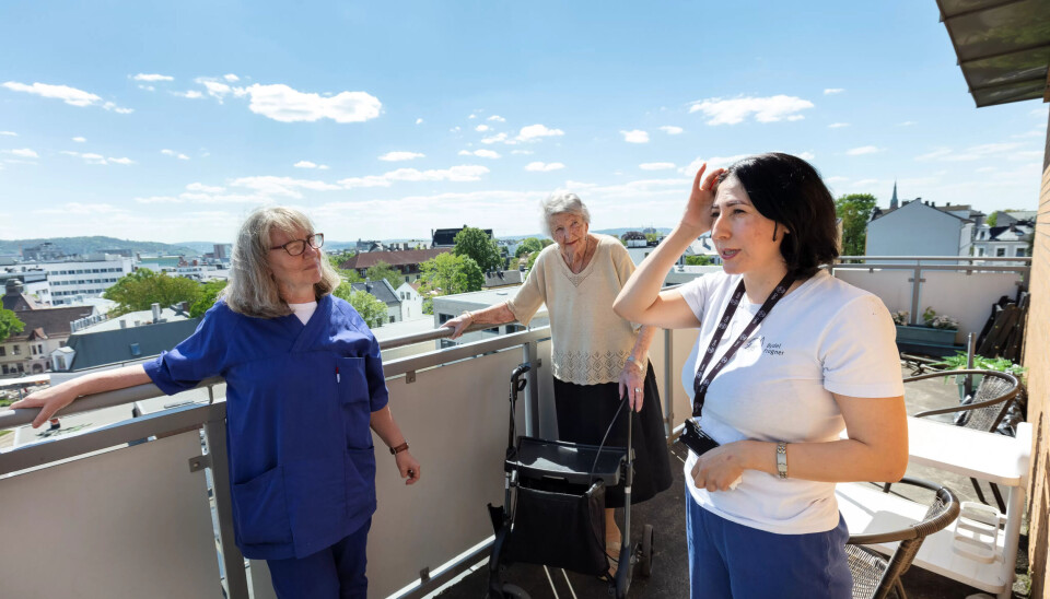 Endelig er terrassen blitt vaska! Når været er fint, hender det Lise Stolt-Nielsen, Helene Fremstad og Sara Abedi møtes her. Herfra kan Lise se rett ned på Bislett stadion. Endelig er terrassen blitt vaska! Når været er fint, hender det Lise Stolt-Nielsen, Helene Fremstad og Sara Abedi møtes her. Herfra kan Lise se rett ned på Bislett stadion.