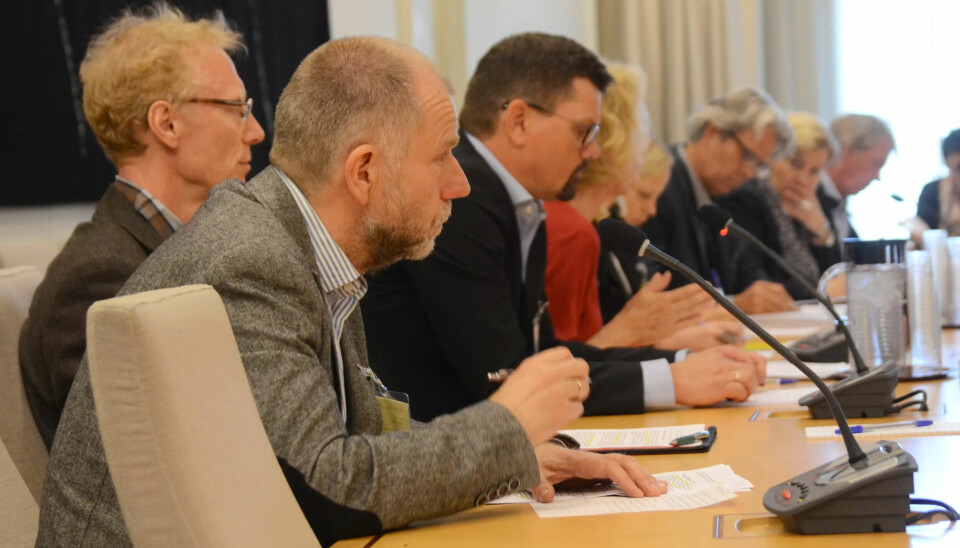 Stortingshøring om Senterpartiets forslag om forbud mot null-porsentkontrakter. Nærmest Norvald Mo og Stein Krokstad Fellesforbundet så Geir Høibråten fra LO. Stortingshøring om Senterpartiets forslag om forbud mot null-porsentkontrakter. Nærmest Norvald Mo og Stein Krokstad Fellesforbundet så Geir Høibråten fra LO.