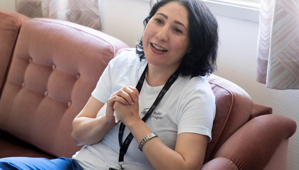 Noen formiddager snakker Lise og Sara om norske uttrykk det kan være vanskelig å forstå: Gå etter bekken etter vann, gå rundt grøten. Andre ganger har Sara notert seg ord på telefonen som hun spør Lise om når hun kommer på besøk. Noen formiddager snakker Lise og Sara om norske uttrykk det kan være vanskelig å forstå: Gå etter bekken etter vann, gå rundt grøten. Andre ganger har Sara notert seg ord på telefonen som hun spør Lise om når hun kommer på besøk.