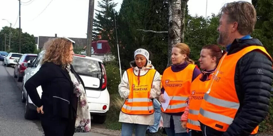 FIKK STØTTE: De streikende ved Krokusen barnahege i Sandefjord fikk i går støtte fra Aps ordførerkandidat Hilde Hoff Håkonsen. Fra v: Håkonsen, Sandra Natalie Allum, Heidi Aske, Sandra Santos Vikan og Petter Bryhnildsen som er ansatt ved Fagforbundets kompetansesenter i Skien. FIKK STØTTE: De streikende ved Krokusen barnahege i Sandefjord fikk i går støtte fra Aps ordførerkandidat Hilde Hoff Håkonsen. Fra v: Håkonsen, Sandra Natalie Allum, Heidi Aske, Sandra Santos Vikan og Petter Bryhnildsen som er ansatt ved Fagforbundets kompetansesenter i Skien.