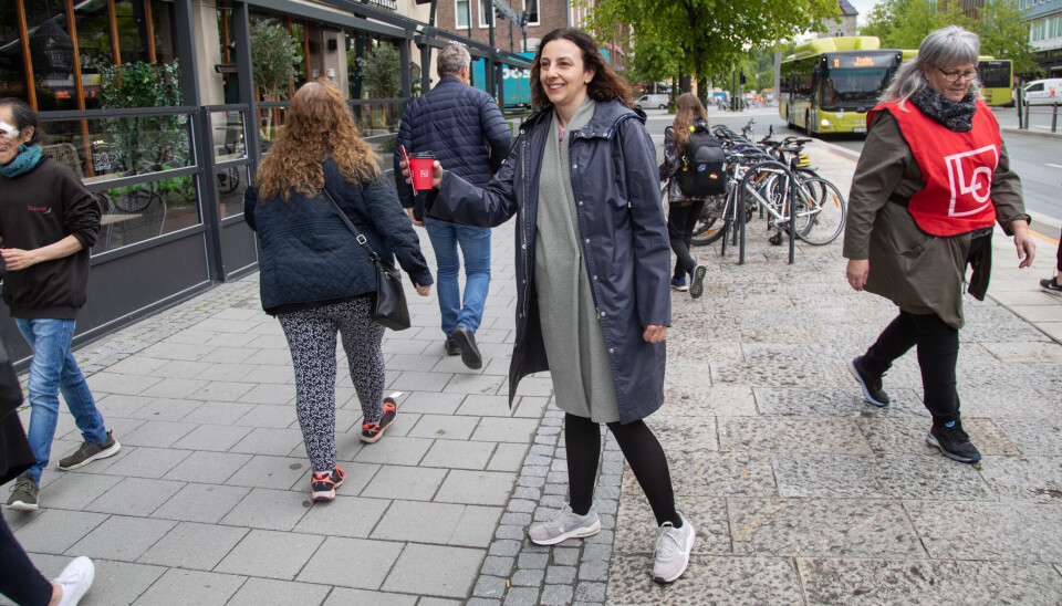 MORGENAKSJON: Klokka er såvidt passert sju når leder i Fagforbundet Trondheim, Sonia Tangen, deler ut rykende varm kaffe i sentrum av byen. Til høyre medaaksjonist Randi Pedersen. MORGENAKSJON: Klokka er såvidt passert sju når leder i Fagforbundet Trondheim, Sonia Tangen, deler ut rykende varm kaffe i sentrum av byen. Til høyre medaaksjonist Randi Pedersen.
