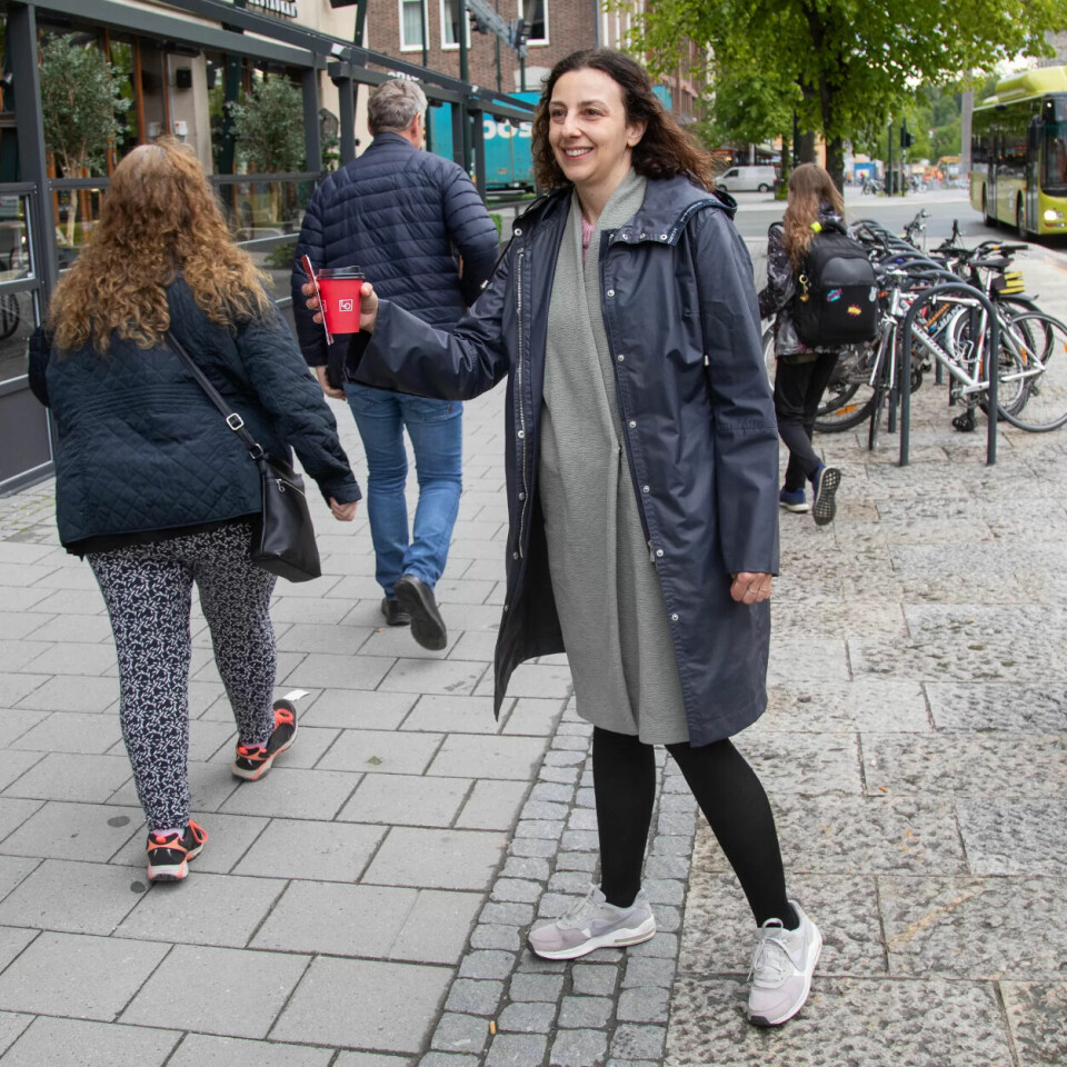 MORGENAKSJON: Klokka er såvidt passert sju når leder i Fagforbundet Trondheim, Sonia Tangen, deler ut rykende varm kaffe i sentrum av byen. Til høyre medaaksjonist Randi Pedersen. MORGENAKSJON: Klokka er såvidt passert sju når leder i Fagforbundet Trondheim, Sonia Tangen, deler ut rykende varm kaffe i sentrum av byen. Til høyre medaaksjonist Randi Pedersen.