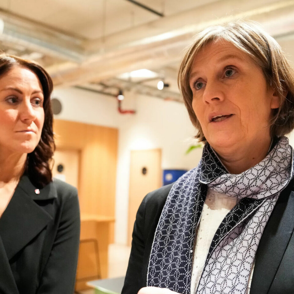 ØKER STØTTEN: Barne- og familieminister Kjersti Toppe (t.h.) og arbeids- og inkluderingsminister Tonje Brenna (t.v.) møtte torsdag fosterfar Kjell Kirkeng og Tone Granaas fra fosterhjemsforeningen. Med seg hadde de en nyhet. ØKER STØTTEN: Barne- og familieminister Kjersti Toppe (t.h.) og arbeids- og inkluderingsminister Tonje Brenna (t.v.) møtte torsdag fosterfar Kjell Kirkeng og Tone Granaas fra fosterhjemsforeningen. Med seg hadde de en nyhet.