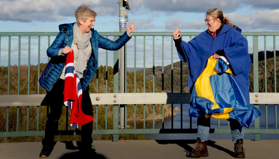 Norske May Søtorp Johansen og svenske Susanne Simonsson er kommunalt ansatte renholdere på hver sin side av grensa. Johansen har høyere lønn, men betyr det at hun lever bedre enn Simonsson? Norske May Søtorp Johansen og svenske Susanne Simonsson er kommunalt ansatte renholdere på hver sin side av grensa. Johansen har høyere lønn, men betyr det at hun lever bedre enn Simonsson?