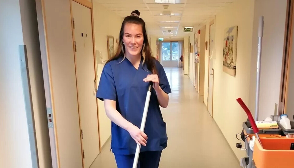 Rebecca og de andre renholderne er invitert til å bruke kantina, men føler ikke på den samme tilhørigheten som andre på rådhuset. Rebecca og de andre renholderne er invitert til å bruke kantina, men føler ikke på den samme tilhørigheten som andre på rådhuset.