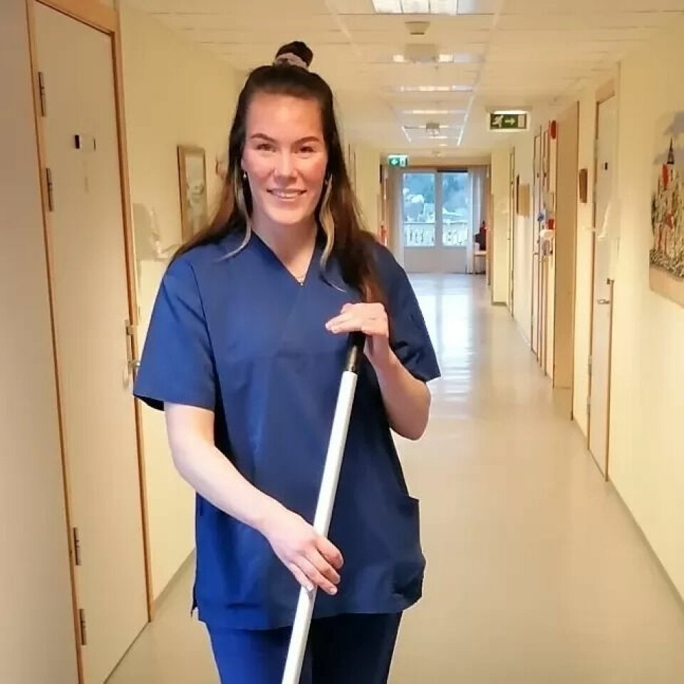 Rebecca og de andre renholderne er invitert til å bruke kantina, men føler ikke på den samme tilhørigheten som andre på rådhuset. Rebecca og de andre renholderne er invitert til å bruke kantina, men føler ikke på den samme tilhørigheten som andre på rådhuset.