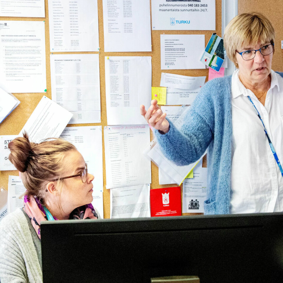 KORTERE DAG: Sykepleier Sonja Helén (t.v) og helsefagarbeider Sonja Dietrich i hjemmerehabiliteringen i Turku har hektiske dager. Men kanskje kan arbeidsdagen bli kortere nå som Finalands statsminister Sanna Marin er positiv til seks timers arbeidesdag eller fire dagers uke. (Bildet er tatt i forbindelse med en reportasje om heltid i Finland). KORTERE DAG: Sykepleier Sonja Helén (t.v) og helsefagarbeider Sonja Dietrich i hjemmerehabiliteringen i Turku har hektiske dager. Men kanskje kan arbeidsdagen bli kortere nå som Finalands statsminister Sanna Marin er positiv til seks timers arbeidesdag eller fire dagers uke. (Bildet er tatt i forbindelse med en reportasje om heltid i Finland).