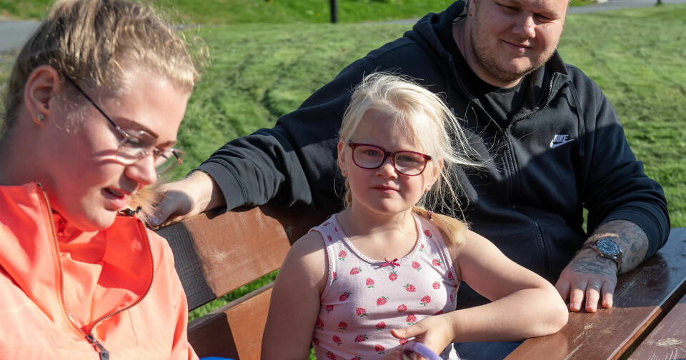Milla-Sofie (5) og familien er en av flere tusen som merker regjeringens kutt i brillestøtteordningen på økonomien. Her sammen med mor Jannike Elise Nielsen, bror Ivo og faren Marius. Familien bor i Knarvik i Vestland. Milla-Sofie (5) og familien er en av flere tusen som merker regjeringens kutt i brillestøtteordningen på økonomien. Her sammen med mor Jannike Elise Nielsen, bror Ivo og faren Marius. Familien bor i Knarvik i Vestland.