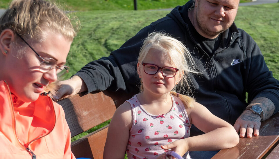 Milla-Sofie (5) og familien er en av flere tusen som merker regjeringens kutt i brillestøtteordningen på økonomien. Her sammen med mor Jannike Elise Nielsen, bror Ivo og faren Marius. Familien bor i Knarvik i Vestland. Milla-Sofie (5) og familien er en av flere tusen som merker regjeringens kutt i brillestøtteordningen på økonomien. Her sammen med mor Jannike Elise Nielsen, bror Ivo og faren Marius. Familien bor i Knarvik i Vestland.