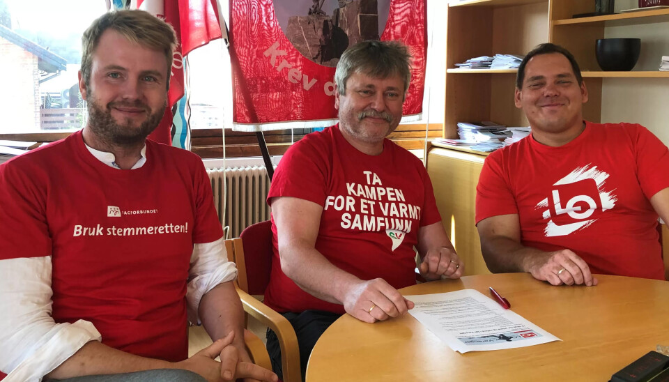 SAMARBEID: Avtalen om tiltak mot skatteparadis er jobbet fram av blant andre LO og Fagforbundet. Avtalen blir på bildet signert av varaordfører og nå fungerende ordfører i Sør-Varanger, Pål Gabrielsen (SV). Fra venstre, Torbjørn Brox Webber, leder av Fagforbundet Sør-Varanger, Pål Gabrielsen og Hennin Bråten, leder av LO i Sør-Varanger. SAMARBEID: Avtalen om tiltak mot skatteparadis er jobbet fram av blant andre LO og Fagforbundet. Avtalen blir på bildet signert av varaordfører og nå fungerende ordfører i Sør-Varanger, Pål Gabrielsen (SV). Fra venstre, Torbjørn Brox Webber, leder av Fagforbundet Sør-Varanger, Pål Gabrielsen og Hennin Bråten, leder av LO i Sør-Varanger.