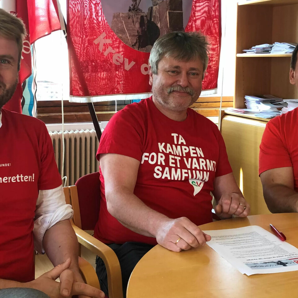 SAMARBEID: Avtalen om tiltak mot skatteparadis er jobbet fram av blant andre LO og Fagforbundet. Avtalen blir på bildet signert av varaordfører og nå fungerende ordfører i Sør-Varanger, Pål Gabrielsen (SV). Fra venstre, Torbjørn Brox Webber, leder av Fagforbundet Sør-Varanger, Pål Gabrielsen og Hennin Bråten, leder av LO i Sør-Varanger. SAMARBEID: Avtalen om tiltak mot skatteparadis er jobbet fram av blant andre LO og Fagforbundet. Avtalen blir på bildet signert av varaordfører og nå fungerende ordfører i Sør-Varanger, Pål Gabrielsen (SV). Fra venstre, Torbjørn Brox Webber, leder av Fagforbundet Sør-Varanger, Pål Gabrielsen og Hennin Bråten, leder av LO i Sør-Varanger.