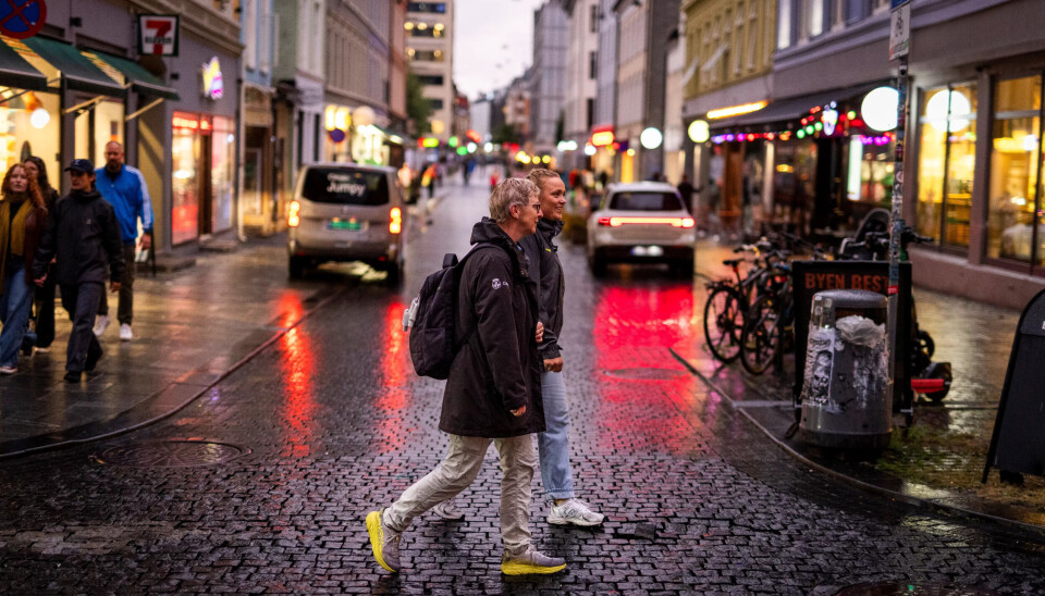 ASFALTTRAVERE: Noen ganger tikker skrittellerne til Uteseksjonens feltarbeidere inn over 20 000 skritt i løpet av ei vakt. Denne forholdsvis stille kvelden ble det 'bare' 12.500. ASFALTTRAVERE: Noen ganger tikker skrittellerne til Uteseksjonens feltarbeidere inn over 20 000 skritt i løpet av ei vakt. Denne forholdsvis stille kvelden ble det 'bare' 12.500.