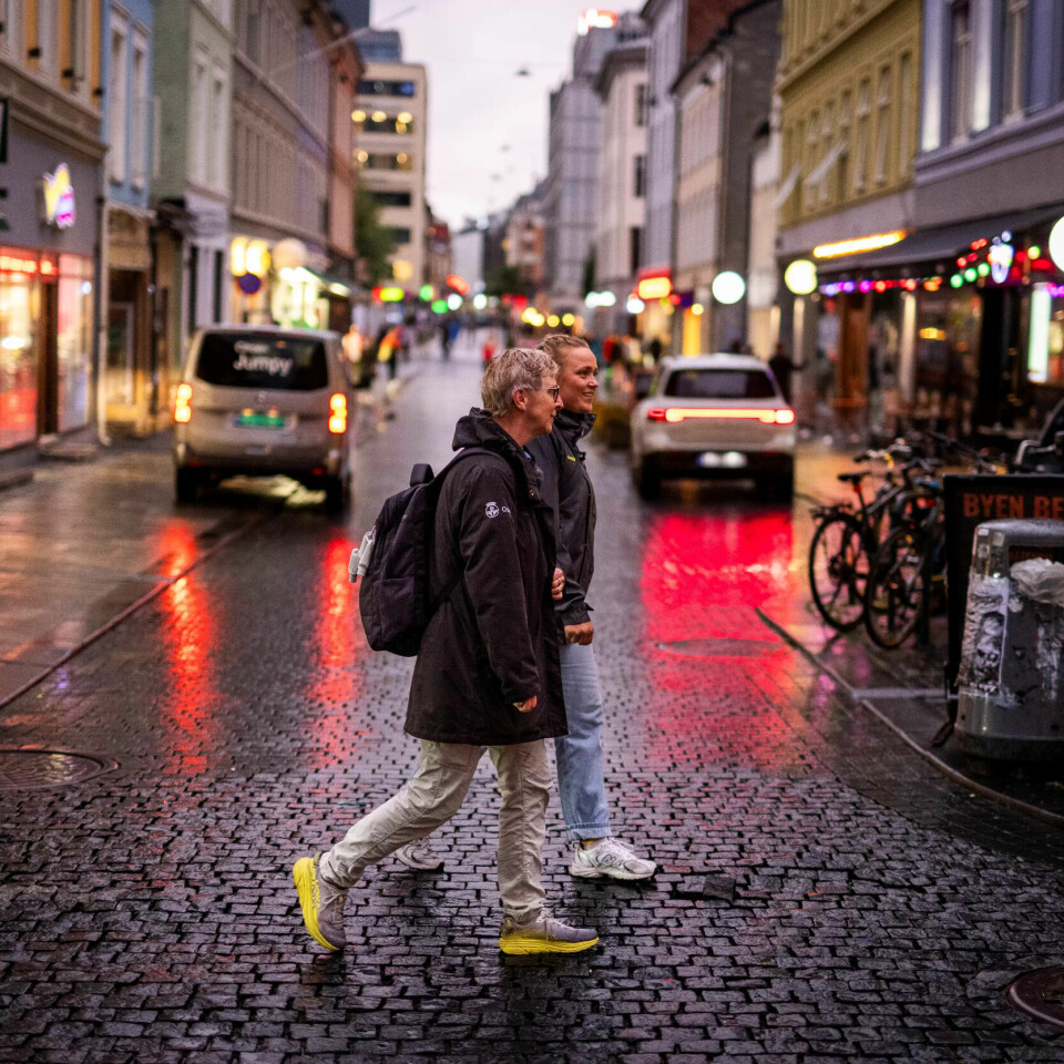 ASFALTTRAVERE: Noen ganger tikker skrittellerne til Uteseksjonens feltarbeidere inn over 20 000 skritt i løpet av ei vakt. Denne forholdsvis stille kvelden ble det 'bare' 12.500. ASFALTTRAVERE: Noen ganger tikker skrittellerne til Uteseksjonens feltarbeidere inn over 20 000 skritt i løpet av ei vakt. Denne forholdsvis stille kvelden ble det 'bare' 12.500.