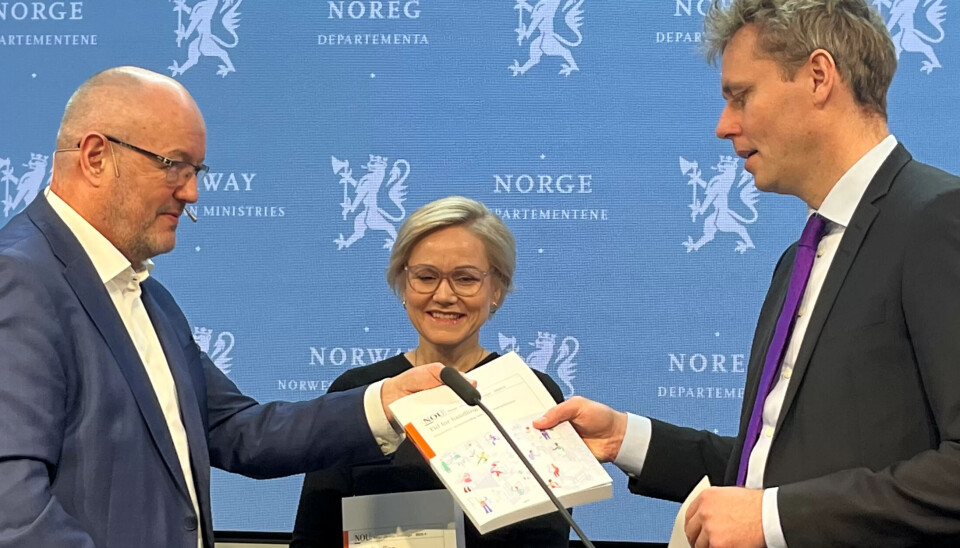 FÅR RÅD: Helseminister Ingvild Kjerkol (Ap) og forskningsminister Ola Borten Moe (Sp, t.h.), her med Helsepersonellkommisjonens leder Gunnar Bovim. FÅR RÅD: Helseminister Ingvild Kjerkol (Ap) og forskningsminister Ola Borten Moe (Sp, t.h.), her med Helsepersonellkommisjonens leder Gunnar Bovim.