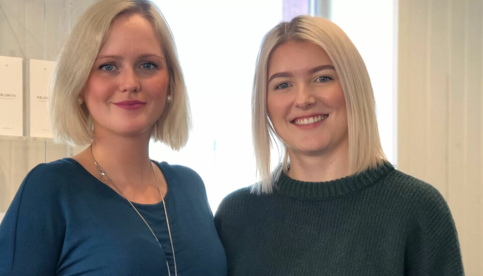FIKK TILLEGG: Sandra Holst (t.v.) syns det er flott at salongeier Maya Remme har gitt sine ansatte frisører lavlønnstillegg. FIKK TILLEGG: Sandra Holst (t.v.) syns det er flott at salongeier Maya Remme har gitt sine ansatte frisører lavlønnstillegg.