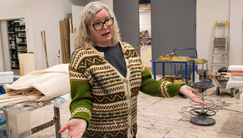 VIL TILBAKE: Teatermaler Villa Drønen savner sitt gamle arbeidssted i sentrum hvor hun begynte i 1989. Hun synes pulsen forsvinner når de er så langt unna skuespillerne. VIL TILBAKE: Teatermaler Villa Drønen savner sitt gamle arbeidssted i sentrum hvor hun begynte i 1989. Hun synes pulsen forsvinner når de er så langt unna skuespillerne.