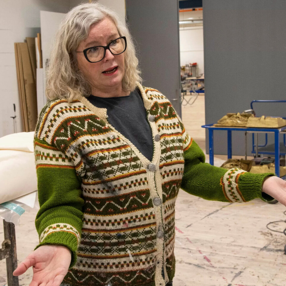 VIL TILBAKE: Teatermaler Villa Drønen savner sitt gamle arbeidssted i sentrum hvor hun begynte i 1989. Hun synes pulsen forsvinner når de er så langt unna skuespillerne. VIL TILBAKE: Teatermaler Villa Drønen savner sitt gamle arbeidssted i sentrum hvor hun begynte i 1989. Hun synes pulsen forsvinner når de er så langt unna skuespillerne.
