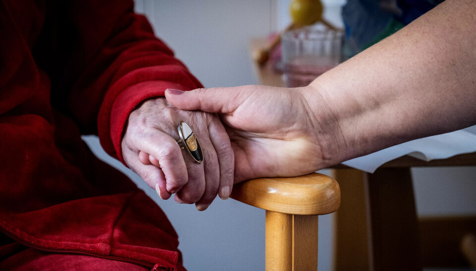 FLEIRE HENDER: Jan Davidsen i Pensjonistforbundet meiner det må kome fleire hjelpende hender til i eldreomsorgen. Han viser til at i dag er det ei heilt anna gruppe som er på sjukeheim: – Dei må ha x-antal diagnoser for å i heile tatt bli vurdert for å kunne kome inn. Dei som er på sjukeheim i dag er mykje sjukare og oftare demente enn tidlegare. FLEIRE HENDER: Jan Davidsen i Pensjonistforbundet meiner det må kome fleire hjelpende hender til i eldreomsorgen. Han viser til at i dag er det ei heilt anna gruppe som er på sjukeheim: – Dei må ha x-antal diagnoser for å i heile tatt bli vurdert for å kunne kome inn. Dei som er på sjukeheim i dag er mykje sjukare og oftare demente enn tidlegare.