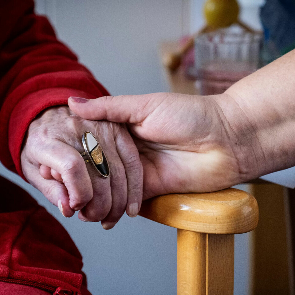 FLEIRE HENDER: Jan Davidsen i Pensjonistforbundet meiner det må kome fleire hjelpende hender til i eldreomsorgen. Han viser til at i dag er det ei heilt anna gruppe som er på sjukeheim: – Dei må ha x-antal diagnoser for å i heile tatt bli vurdert for å kunne kome inn. Dei som er på sjukeheim i dag er mykje sjukare og oftare demente enn tidlegare. FLEIRE HENDER: Jan Davidsen i Pensjonistforbundet meiner det må kome fleire hjelpende hender til i eldreomsorgen. Han viser til at i dag er det ei heilt anna gruppe som er på sjukeheim: – Dei må ha x-antal diagnoser for å i heile tatt bli vurdert for å kunne kome inn. Dei som er på sjukeheim i dag er mykje sjukare og oftare demente enn tidlegare.