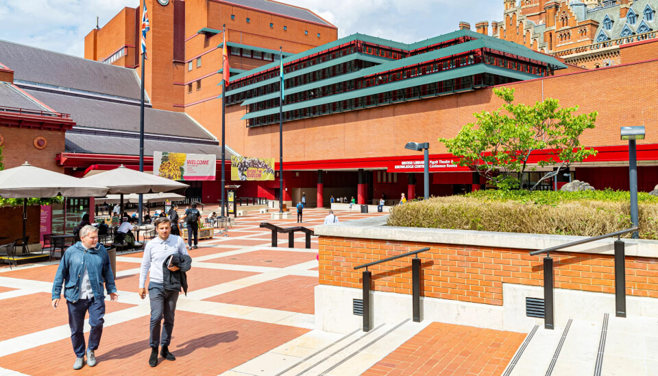MITT SKIP ER LASTET MED: Hvert år går 1,6 millioner mennesker over torget og inn inngangsdørene til British Library. Under torget ligger bøker og mye av det biblioteket har samlet i det som tilsvarer en åtteetasjes bygning. Elleve millioner håndlagede murstein har gått med på å lage den karakteristiske røde bygningen formet som et skip. MITT SKIP ER LASTET MED: Hvert år går 1,6 millioner mennesker over torget og inn inngangsdørene til British Library. Under torget ligger bøker og mye av det biblioteket har samlet i det som tilsvarer en åtteetasjes bygning. Elleve millioner håndlagede murstein har gått med på å lage den karakteristiske røde bygningen formet som et skip.