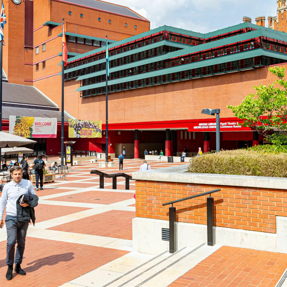 MITT SKIP ER LASTET MED: Hvert år går 1,6 millioner mennesker over torget og inn inngangsdørene til British Library. Under torget ligger bøker og mye av det biblioteket har samlet i det som tilsvarer en åtteetasjes bygning. Elleve millioner håndlagede murstein har gått med på å lage den karakteristiske røde bygningen formet som et skip. MITT SKIP ER LASTET MED: Hvert år går 1,6 millioner mennesker over torget og inn inngangsdørene til British Library. Under torget ligger bøker og mye av det biblioteket har samlet i det som tilsvarer en åtteetasjes bygning. Elleve millioner håndlagede murstein har gått med på å lage den karakteristiske røde bygningen formet som et skip.