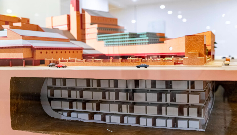 MINIUTGAVE: Modellen av British Library viser de enorme dimensjonene på bygget og hvor mye som faktisk ligger under bakken som knapt noen får se. Inne på torget står en figur av Dronning Elisabeth som har åpnet biblioteket og den svarte bilen på vei inn for å hente henne kan sees til venstre. MINIUTGAVE: Modellen av British Library viser de enorme dimensjonene på bygget og hvor mye som faktisk ligger under bakken som knapt noen får se. Inne på torget står en figur av Dronning Elisabeth som har åpnet biblioteket og den svarte bilen på vei inn for å hente henne kan sees til venstre.