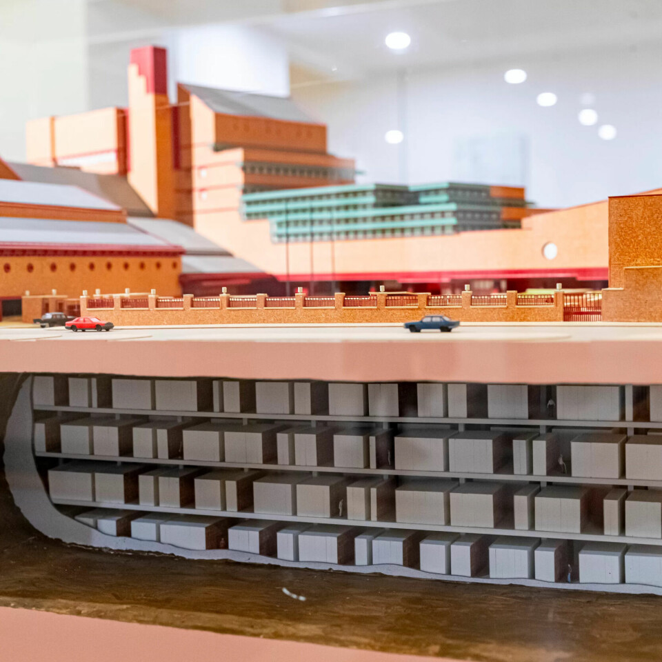 MINIUTGAVE: Modellen av British Library viser de enorme dimensjonene på bygget og hvor mye som faktisk ligger under bakken som knapt noen får se. Inne på torget står en figur av Dronning Elisabeth som har åpnet biblioteket og den svarte bilen på vei inn for å hente henne kan sees til venstre. MINIUTGAVE: Modellen av British Library viser de enorme dimensjonene på bygget og hvor mye som faktisk ligger under bakken som knapt noen får se. Inne på torget står en figur av Dronning Elisabeth som har åpnet biblioteket og den svarte bilen på vei inn for å hente henne kan sees til venstre.