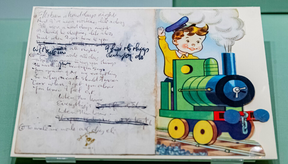 GRATIS Å KIKKE PÅ: John Ritblat Galleriet er den ene sjeldenheten etter den andre utstilt. Her en håndskrevet tekst til A Hard Days Night av The Beatles. GRATIS Å KIKKE PÅ: John Ritblat Galleriet er den ene sjeldenheten etter den andre utstilt. Her en håndskrevet tekst til A Hard Days Night av The Beatles.