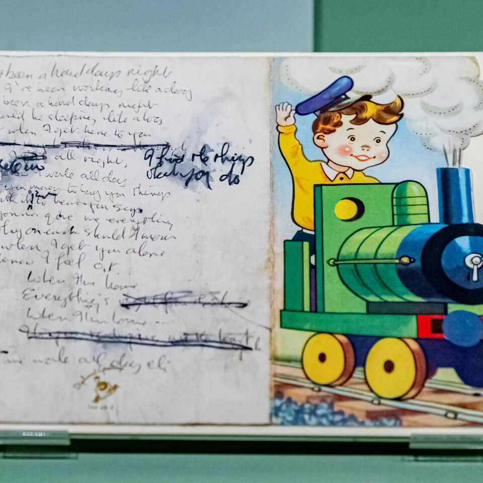 GRATIS Å KIKKE PÅ: John Ritblat Galleriet er den ene sjeldenheten etter den andre utstilt. Her en håndskrevet tekst til A Hard Days Night av The Beatles. GRATIS Å KIKKE PÅ: John Ritblat Galleriet er den ene sjeldenheten etter den andre utstilt. Her en håndskrevet tekst til A Hard Days Night av The Beatles.