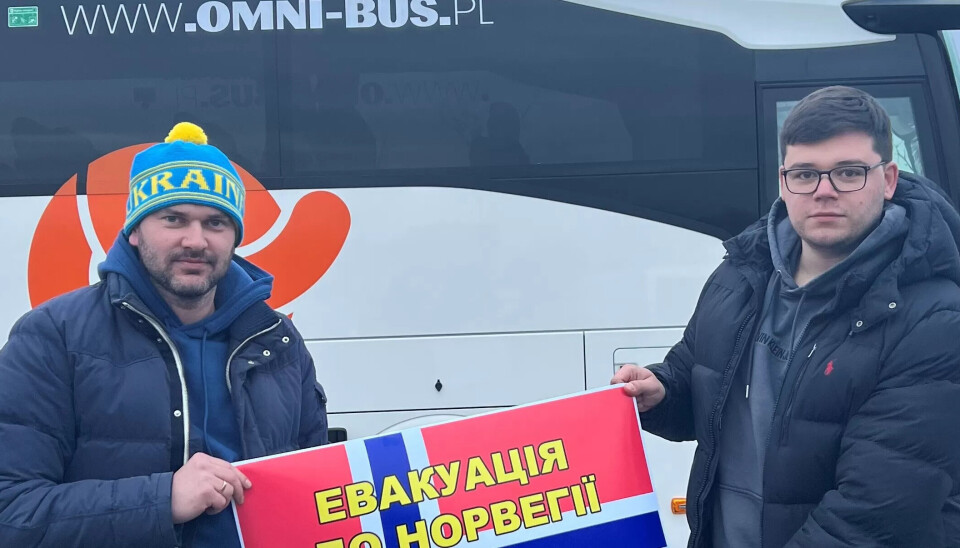 Dima Yampolsky og Mikhail Izyumtsev hjelper ukrainere å flykte. Her er de på grensa mellom Polen og Ukraina, og på flagget står det 'Evakuering til Norge'. Dima Yampolsky og Mikhail Izyumtsev hjelper ukrainere å flykte. Her er de på grensa mellom Polen og Ukraina, og på flagget står det 'Evakuering til Norge'.