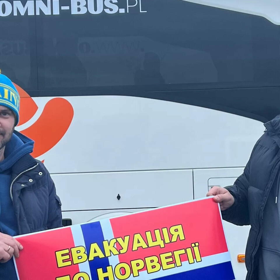 Dima Yampolsky og Mikhail Izyumtsev hjelper ukrainere å flykte. Her er de på grensa mellom Polen og Ukraina, og på flagget står det 'Evakuering til Norge'. Dima Yampolsky og Mikhail Izyumtsev hjelper ukrainere å flykte. Her er de på grensa mellom Polen og Ukraina, og på flagget står det 'Evakuering til Norge'.