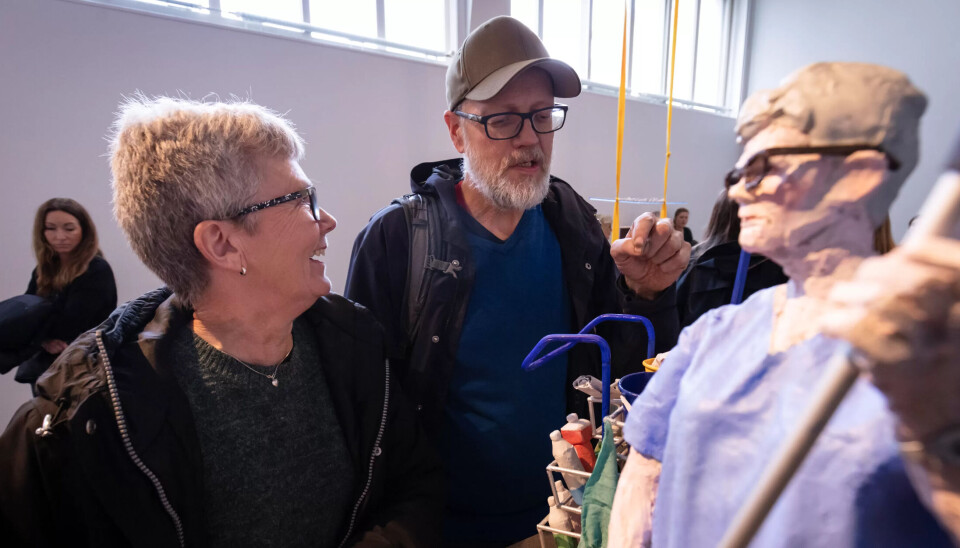 Renholder Wenche Rohaugen Johnsen og kunstner Gisle Harr inspiserer kunstverket – skulpturen av Wenche. Renholder Wenche Rohaugen Johnsen og kunstner Gisle Harr inspiserer kunstverket – skulpturen av Wenche.