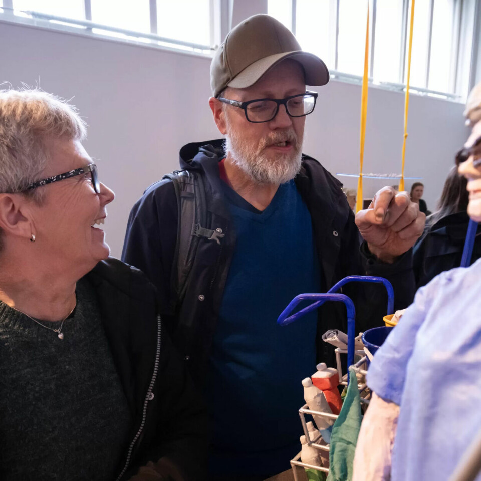 Renholder Wenche Rohaugen Johnsen og kunstner Gisle Harr inspiserer kunstverket – skulpturen av Wenche. Renholder Wenche Rohaugen Johnsen og kunstner Gisle Harr inspiserer kunstverket – skulpturen av Wenche.