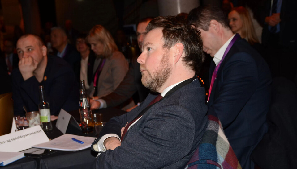 Arbeids- og sosialminister Torbjørn Røe Isaksen vil ikke gi feriepenger til de som går på dagpenger. Arbeids- og sosialminister Torbjørn Røe Isaksen vil ikke gi feriepenger til de som går på dagpenger.