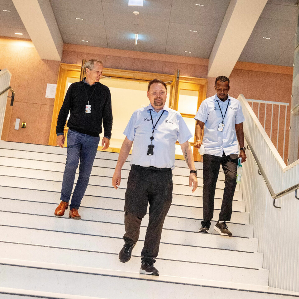 BETYR ALT:– Han betyr alt, sier Alf Jon Hansen (foran) om Dugald Hultberg, som har gått gradene og nå er arbeidsleder. Her i en trapp i Oslo Rådhus med sjefen sjøl og kollega Mohammed Hussein Ali (t.v) BETYR ALT:– Han betyr alt, sier Alf Jon Hansen (foran) om Dugald Hultberg, som har gått gradene og nå er arbeidsleder. Her i en trapp i Oslo Rådhus med sjefen sjøl og kollega Mohammed Hussein Ali (t.v)