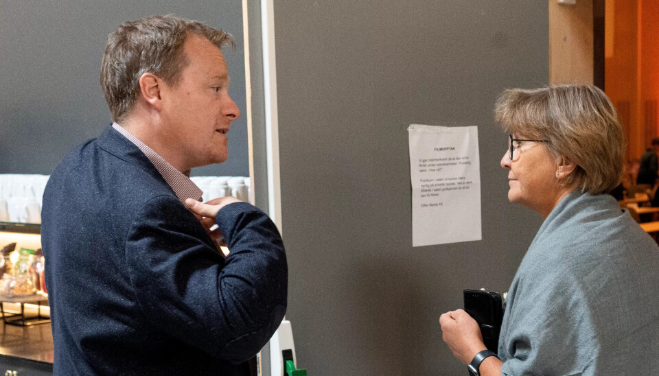 PÅ GANGEN: Statssekretær Ole Henrik Krat Bjørkholt (Ap) slår av en prat med leder i Fagforbundet, Mette Nord, på Kommunalkonferansen på Clarion Hotel Oslo Airport ved Gardermoen. PÅ GANGEN: Statssekretær Ole Henrik Krat Bjørkholt (Ap) slår av en prat med leder i Fagforbundet, Mette Nord, på Kommunalkonferansen på Clarion Hotel Oslo Airport ved Gardermoen.