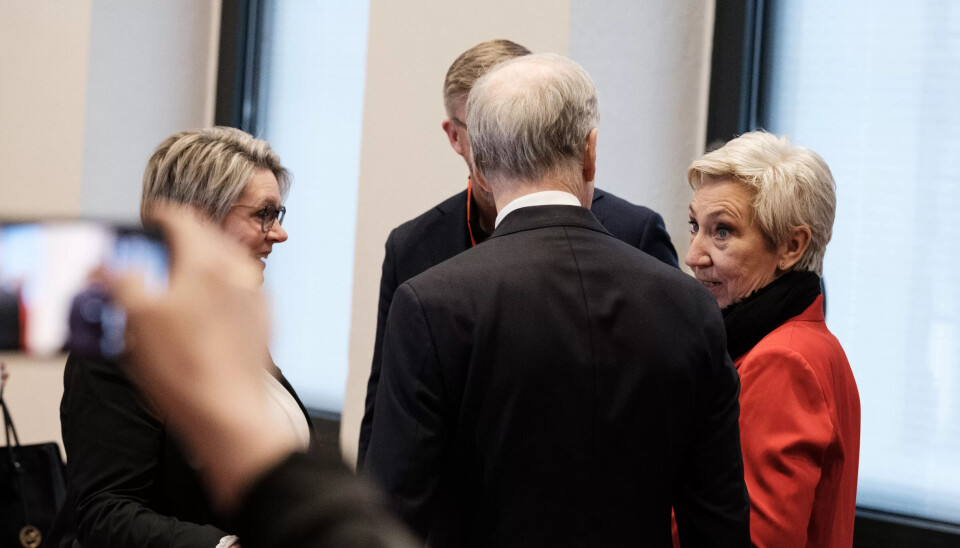 LO-leder Peggy Hessen Følsvik i prat med statsminister Jonas Gahr Støre, arbeidsminister Marte Mjøs Persen og YS-leder Hans-Erik Skjæggerud. LO-leder Peggy Hessen Følsvik i prat med statsminister Jonas Gahr Støre, arbeidsminister Marte Mjøs Persen og YS-leder Hans-Erik Skjæggerud.