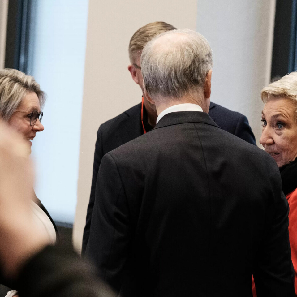 LO-leder Peggy Hessen Følsvik i prat med statsminister Jonas Gahr Støre, arbeidsminister Marte Mjøs Persen og YS-leder Hans-Erik Skjæggerud. LO-leder Peggy Hessen Følsvik i prat med statsminister Jonas Gahr Støre, arbeidsminister Marte Mjøs Persen og YS-leder Hans-Erik Skjæggerud.