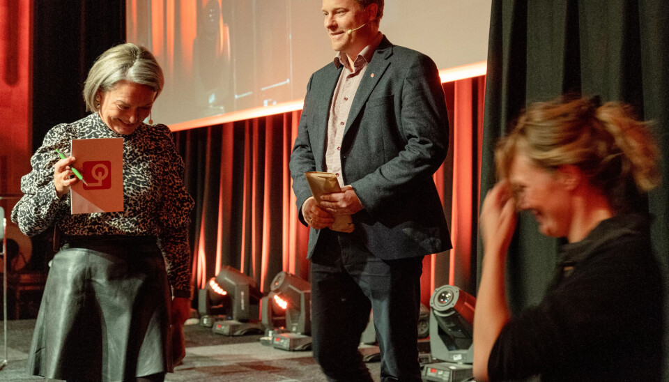 SCENEPRAT: Statssekretær Ole Henrik Krat Bjørkholt (Ap) på vei ned fra scenen etter en samtale med nestleder i LO Sissel Granskog på Kommunalkonferansen på Clarion Hotel Oslo Airport. SCENEPRAT: Statssekretær Ole Henrik Krat Bjørkholt (Ap) på vei ned fra scenen etter en samtale med nestleder i LO Sissel Granskog på Kommunalkonferansen på Clarion Hotel Oslo Airport.