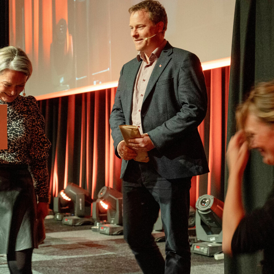 SCENEPRAT: Statssekretær Ole Henrik Krat Bjørkholt (Ap) på vei ned fra scenen etter en samtale med nestleder i LO Sissel Granskog på Kommunalkonferansen på Clarion Hotel Oslo Airport. SCENEPRAT: Statssekretær Ole Henrik Krat Bjørkholt (Ap) på vei ned fra scenen etter en samtale med nestleder i LO Sissel Granskog på Kommunalkonferansen på Clarion Hotel Oslo Airport.