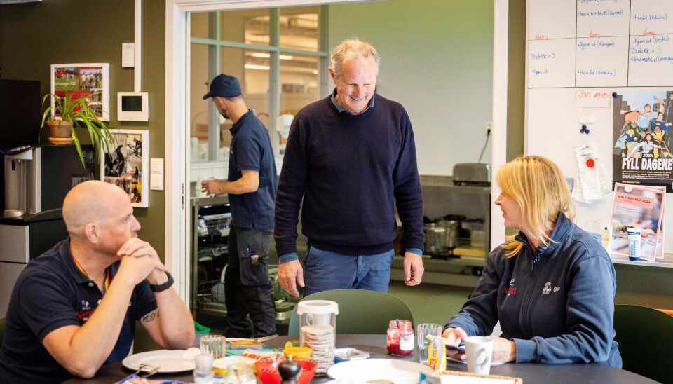PAUSEN: Lunsjen er nesten over, og sjefen sjøl tar en prat på kjøkkenet med medarbeider Max Harong og teamleder Pernille Gormsen. I bygget er det også et treningsrom for alle. Hultberg er opptatt av at «Nyttig Arbeid» er en arbeidsplass. PAUSEN: Lunsjen er nesten over, og sjefen sjøl tar en prat på kjøkkenet med medarbeider Max Harong og teamleder Pernille Gormsen. I bygget er det også et treningsrom for alle. Hultberg er opptatt av at «Nyttig Arbeid» er en arbeidsplass.