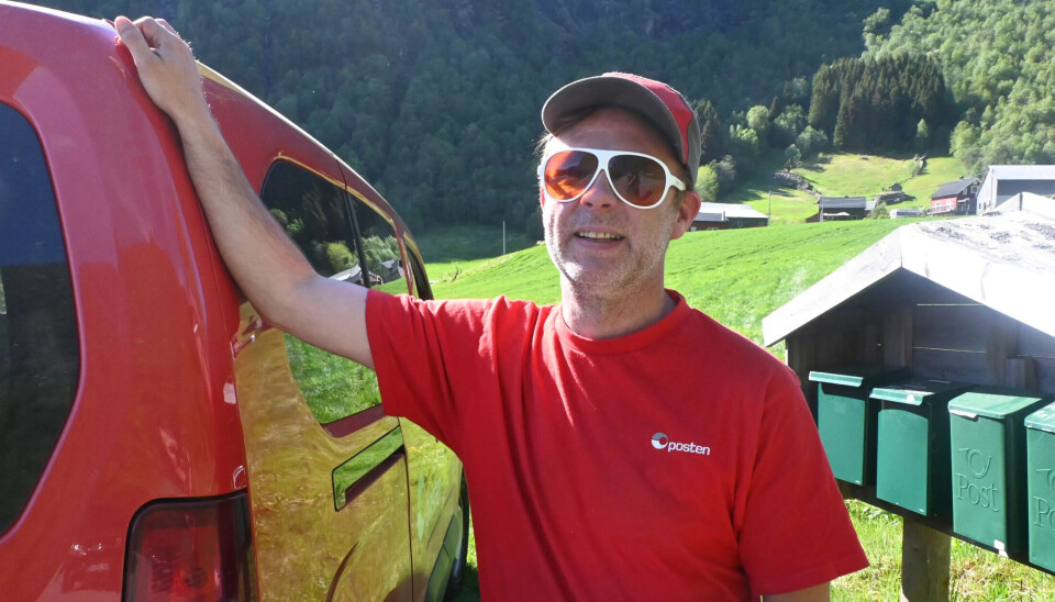 PÅ POST: Geir Tonning har i over et år vært postmann i Stryn postdistrikt på heltid og stortrives på de smale veiene. – Posten skal fram, sier han. PÅ POST: Geir Tonning har i over et år vært postmann i Stryn postdistrikt på heltid og stortrives på de smale veiene. – Posten skal fram, sier han.
