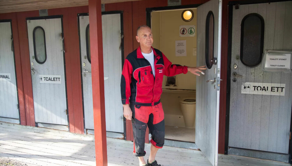 TETTE TOALETTER: Det er ikke nok toaletter på Hovedøya en hektisk sommerdag. Folk hiver mat, bleier og bind i toalettene og da går de fort tett og vaktmester Anders Thevik eller sommeervikarene får en skikkelig møkkajobb når de rydder opp. TETTE TOALETTER: Det er ikke nok toaletter på Hovedøya en hektisk sommerdag. Folk hiver mat, bleier og bind i toalettene og da går de fort tett og vaktmester Anders Thevik eller sommeervikarene får en skikkelig møkkajobb når de rydder opp.