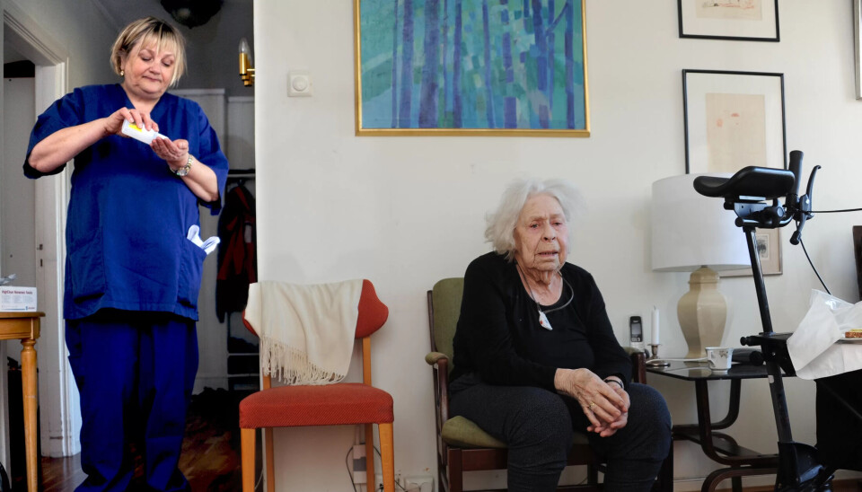 Britt Holand på besøk hos Everlyn Kristensen (94). Britt Holand på besøk hos Everlyn Kristensen (94).