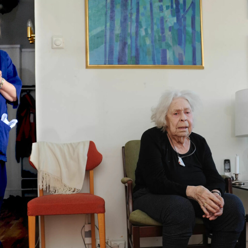 Britt Holand på besøk hos Everlyn Kristensen (94). Britt Holand på besøk hos Everlyn Kristensen (94).