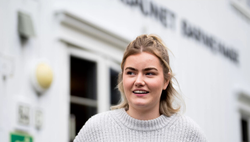 VIL HA FLERE FOLK: Barne- og ungdomsarbeider Josefine Weiby Koller (22) mener politikerne må sørge for bedre bemanning i barnehagene for å unngå at barnehageansatte sliter seg ut lenge før en stadig økende pensjonsalder. VIL HA FLERE FOLK: Barne- og ungdomsarbeider Josefine Weiby Koller (22) mener politikerne må sørge for bedre bemanning i barnehagene for å unngå at barnehageansatte sliter seg ut lenge før en stadig økende pensjonsalder.